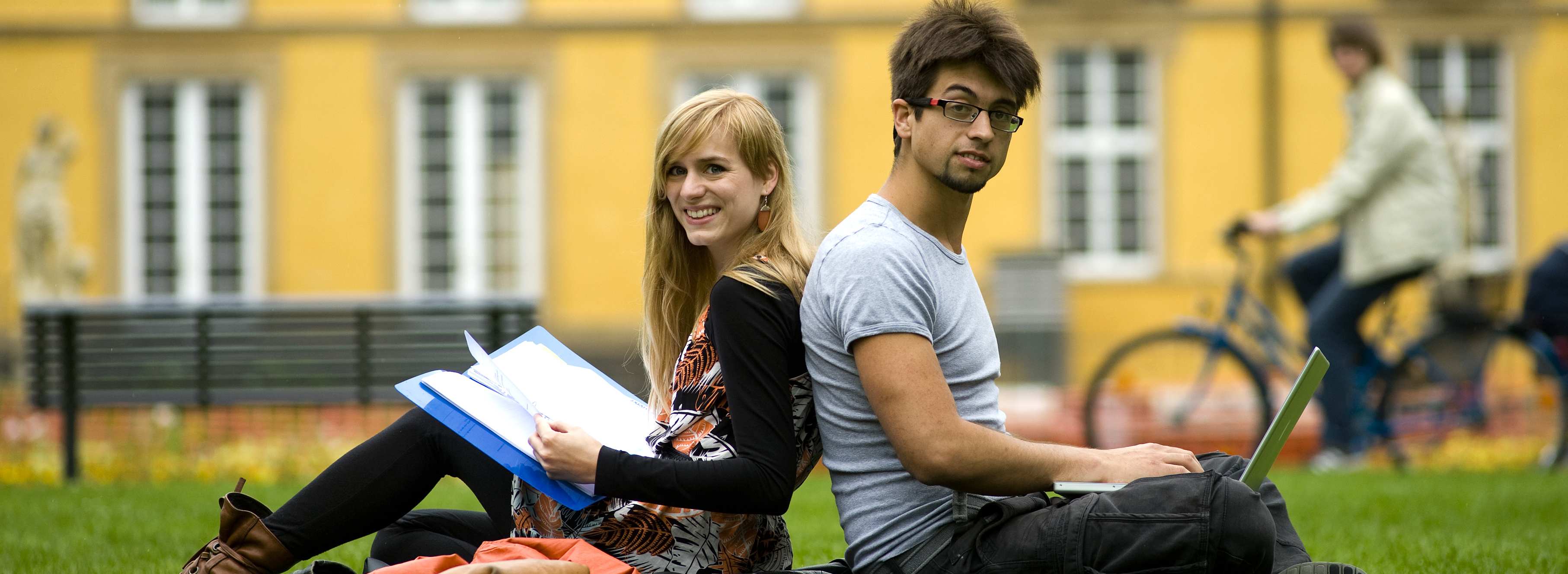 Studierende vor der Universität